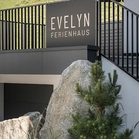Evelyn Apartment